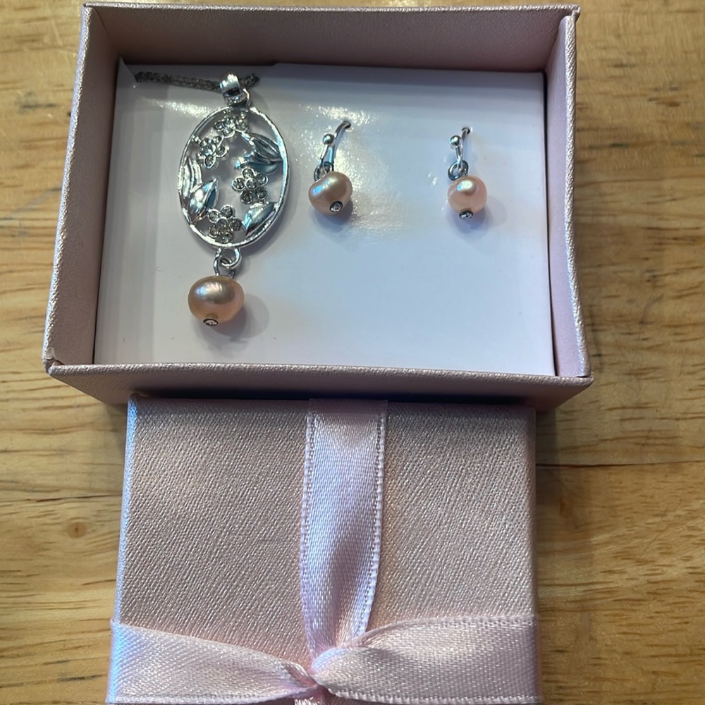 Earrings and necklace set new